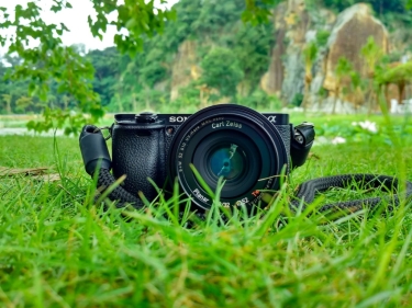 Foto camera in het gras